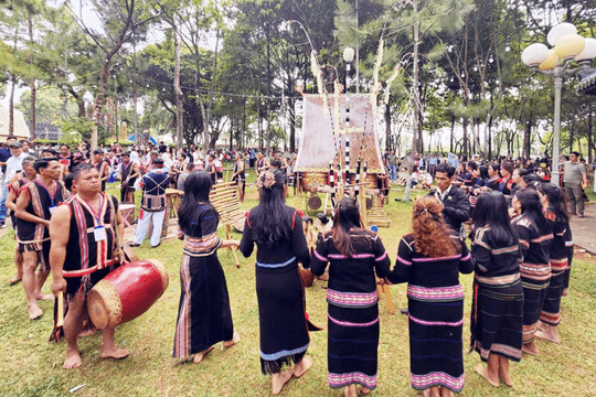 Cồng chiêng phải giữ nguyên bản sắc, không “sân khấu hóa”