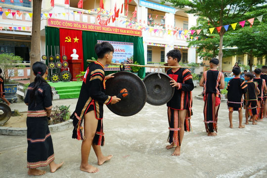 80 học sinh hoàn thành lớp học cồng chiêng, múa xoang