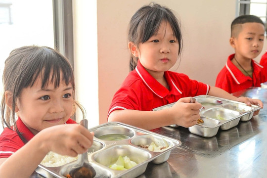 Trường vùng biên Thanh Hóa thuê đầu bếp nhà hàng về nấu ăn cho học sinh
