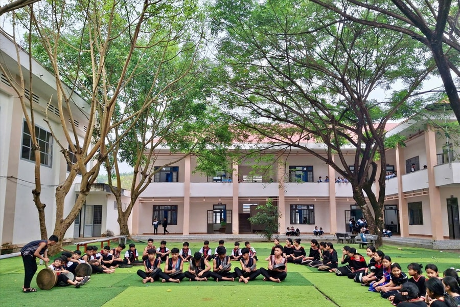 Khi trường học rộn tiếng cồng chiêng