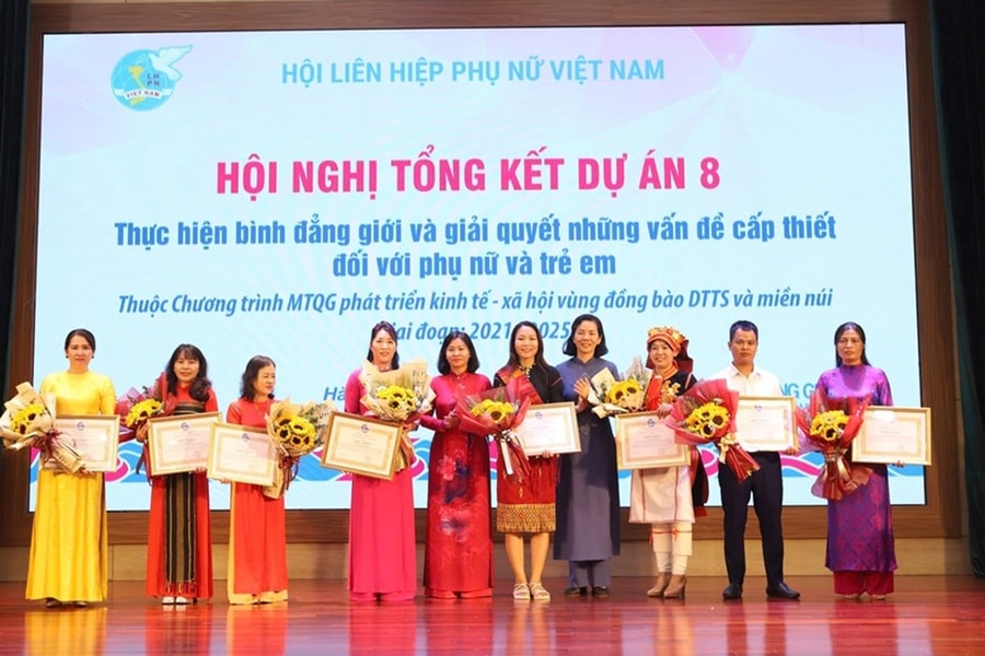 Phó Giám đốc phụ trách Sở Dân tộc và Tôn giáo Quảng Trị nhận Bằng khen của Trung ương Hội LHPN Việt Nam