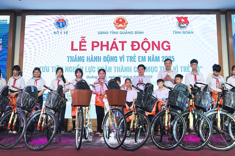 Quảng Bình: Tặng 100 suất quà cho trẻ em mồ côi, trẻ em có hoàn cảnh đặc biệt khó khăn