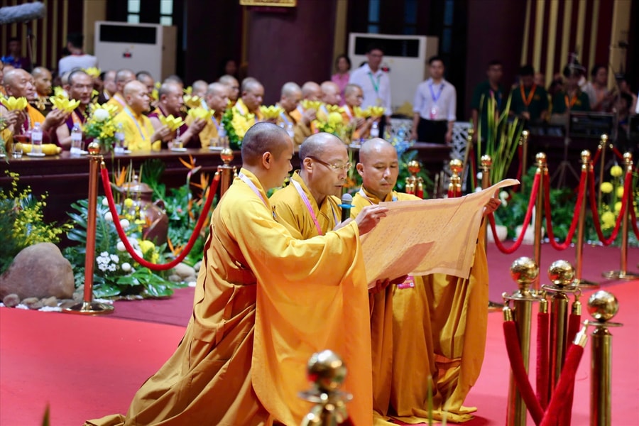 Lễ dâng hoa đăng, cầu nguyện quốc thái dân an tại Yên Tử