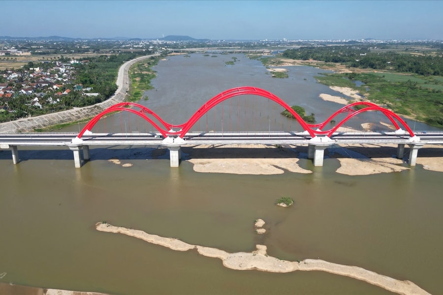 Cận cảnh cầu vòm thép đầu tiên tại Quảng Ngãi: Kết nối giao thông, mở rộng không gian phát triển đô thị