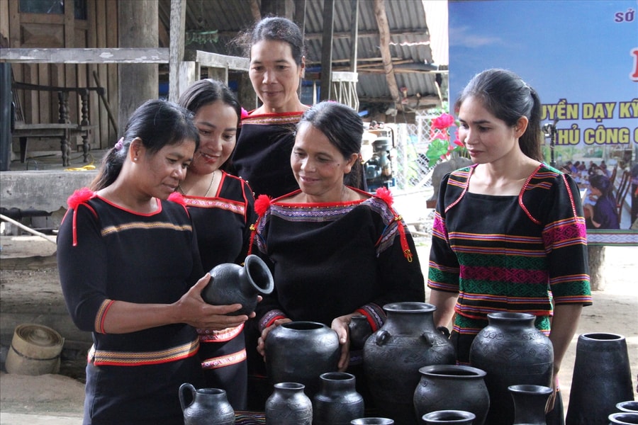 Bế giảng, trao chứng nhận cho học viên Lớp trang trí hoa văn trên gốm của người M’nông