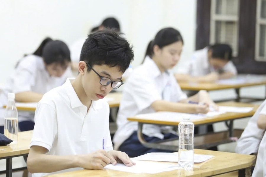 Hơn 100.000 thí sinh Hà Nội làm bài thi Ngữ văn vào lớp 10