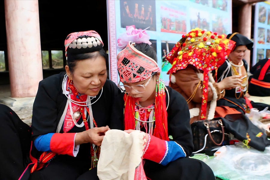 Thổ cẩm kể chuyện bản làng