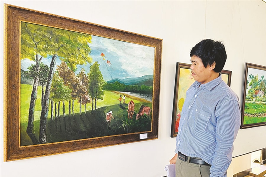 Họa sĩ KPă Tý:  Gìn giữ “hồn cốt” văn hóa Ê Đê qua nét vẽ