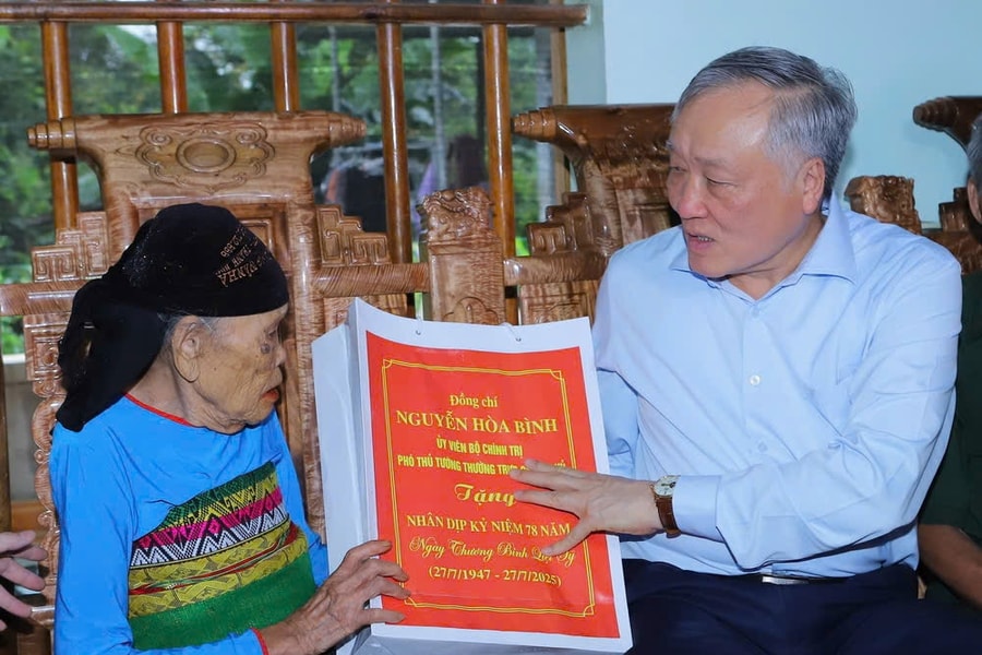 Phó Thủ tướng Thường trực Nguyễn Hòa Bình thăm, tặng quà người có công tại Thanh Hóa