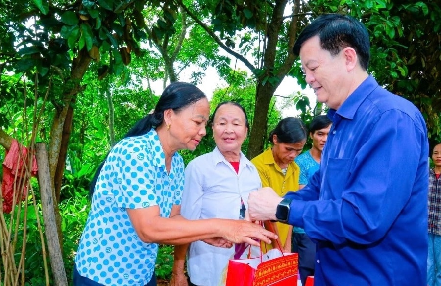 Phó Thủ tướng Chính phủ Mai Văn Chính thăm, tặng quà người dân bị ảnh hưởng bão số 3