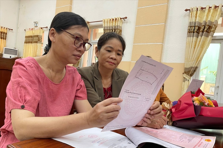 Đà Nẵng: Người dân phấn khởi sau 20 ngày nộp hồ sơ đã được cấp sổ hồng