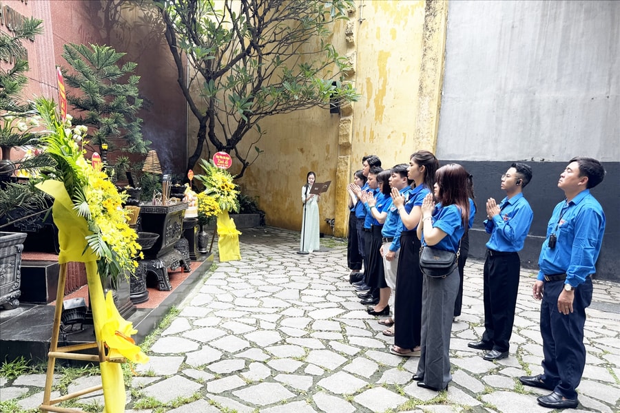 Đoàn Thanh niên Bộ Dân tộc và Tôn giáo dâng hương tại Đài tưởng niệm các Anh hùng, Liệt sĩ Nhà tù Hỏa Lò, Hà Nội