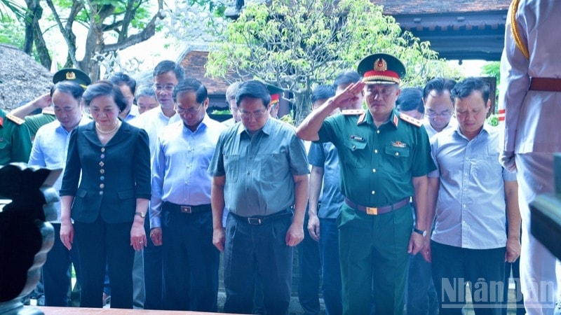 Thủ tướng Phạm Minh Chính dâng hương tại Bảo tàng Đại tướng Nguyễn Chí Thanh ở thành phố Huế