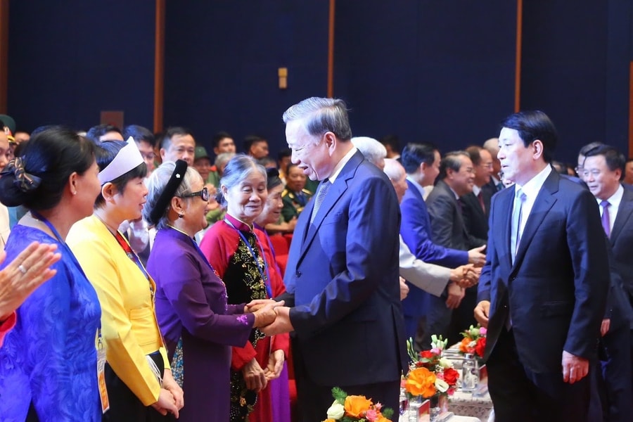 Máu đào tô thắm cờ Tổ quốc