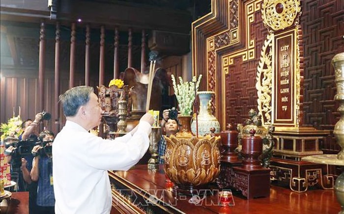 Tổng Bí thư Tô Lâm dâng hương tưởng niệm các Anh hùng, Liệt sĩ tại Điện Biên
