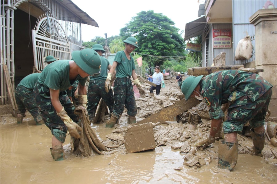 Hành quân về vùng lũ
