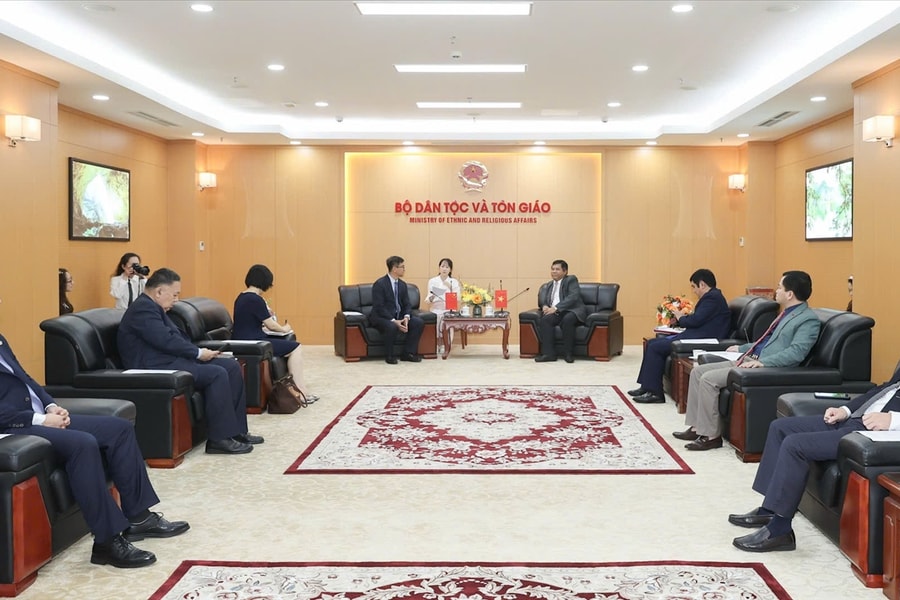Thứ trưởng Y Thông tiếp xã giao Đoàn Ủy ban Dân tộc Nhà nước Trung Quốc