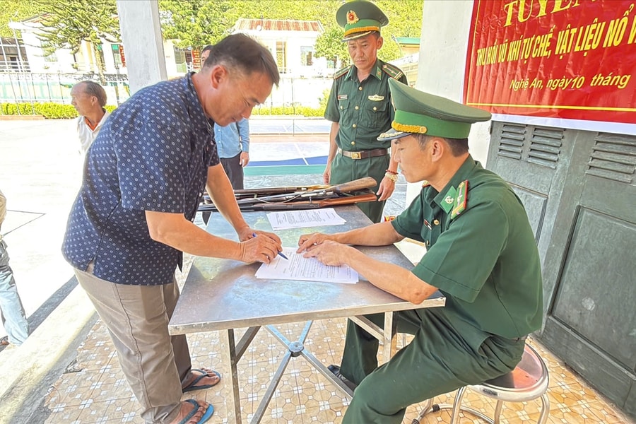 Tuyên truyền, vận động thu hồi súng tự chế trong đồng bào vùng cao
