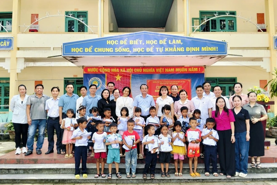 Hỗ trợ, nâng bước học sinh DTTS vùng khó khăn Trà Bồng, Cà Đam đến trường