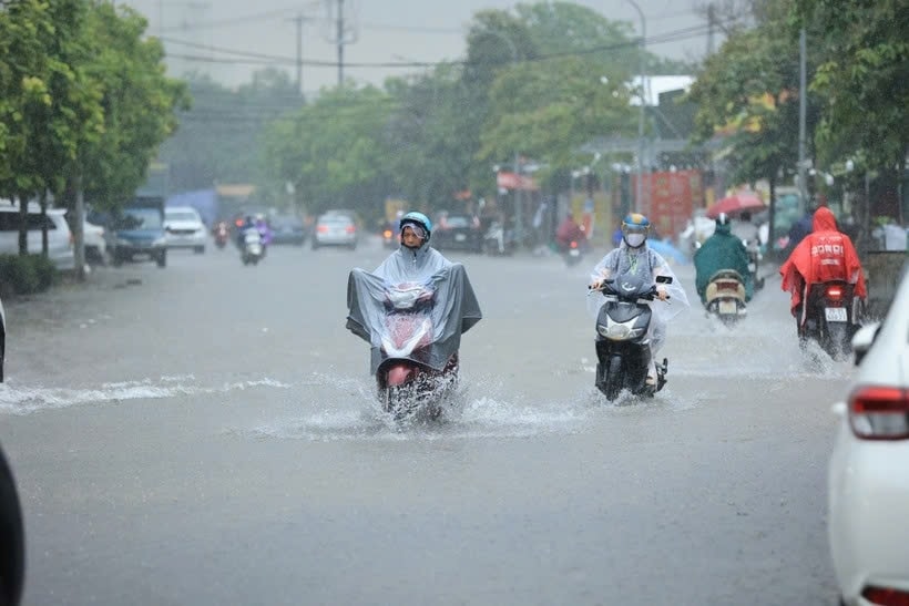Cảnh báo áp thấp nhiệt đới gây mưa to, lốc, sét, ngập úng tại nhiều khu vực trên cả nước