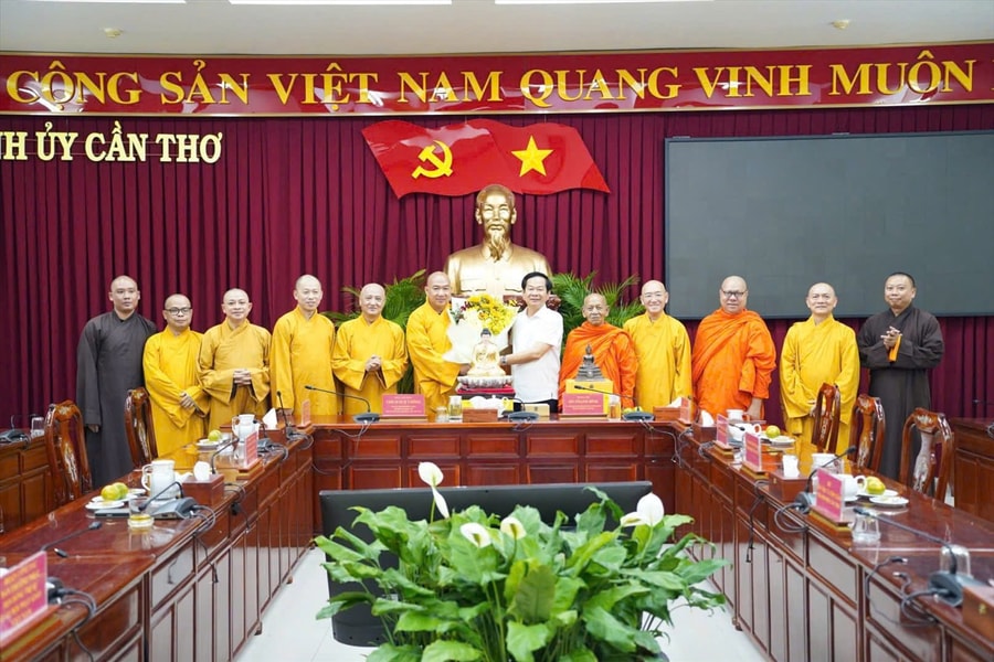 Đoàn chư tôn đức Trung ương Giáo hội Phật giáo Việt Nam thăm, chúc mừng lãnh đạo TP. Cần Thơ sau sáp nhập