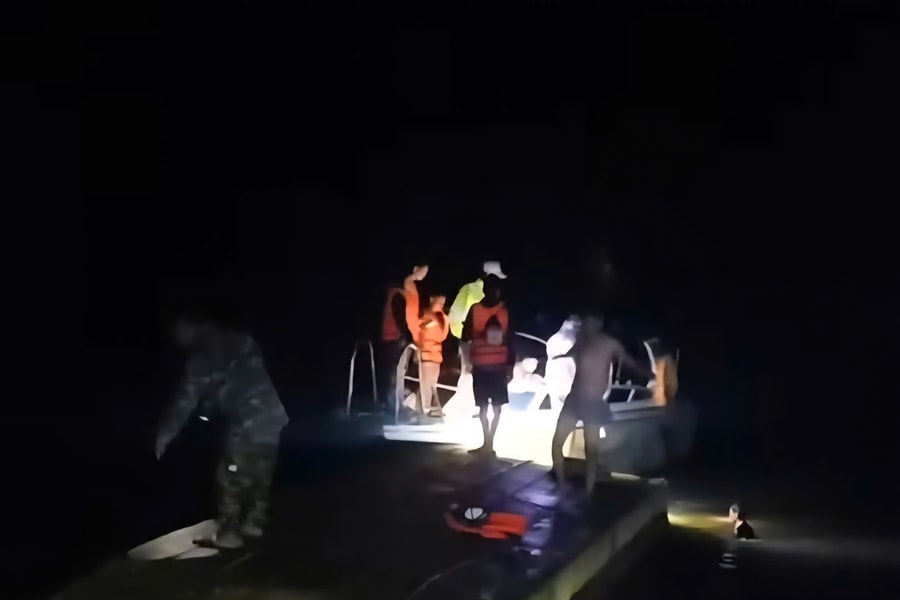 Lốc xoáy trên biển làm 2 người tử vong ở Quảng Ninh