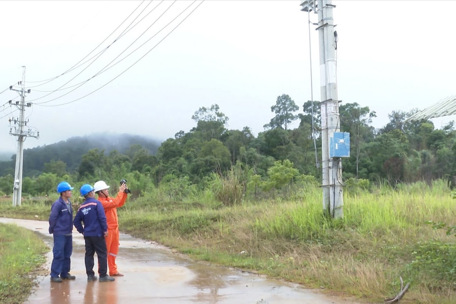 Công ty Điện lực Quảng Ngãi đáp ứng nhu cầu sử dụng điện cho người dân vùng biên tỉnh Ắt-ta-pư, nước bạn Lào