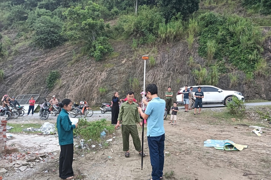 Chật vật tìm đất dựng nhà sau lũ
