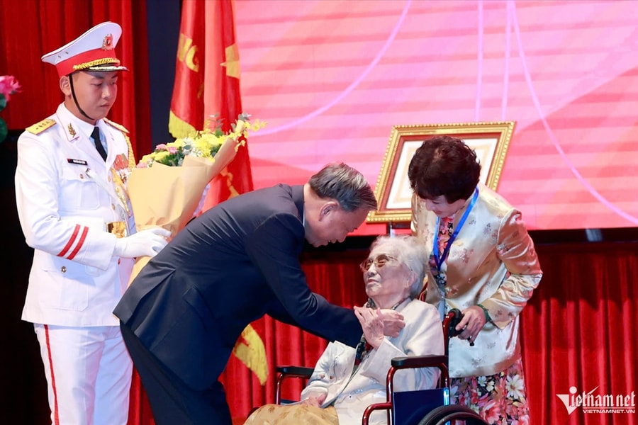 Tổng Bí thư Tô Lâm trao danh hiệu Anh hùng Lao động tặng bà Nguyễn Thị Bình