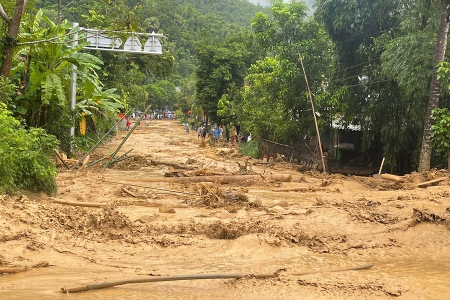 Thanh Hóa: Sơn Điện quay cuồng trong mưa lũ, nhiều bản bị cô lập