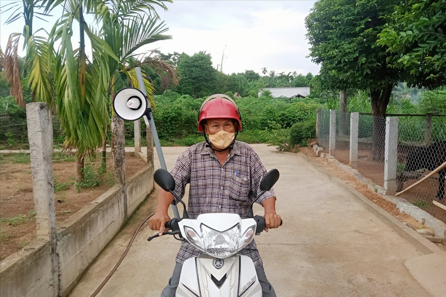 Xúc động hình ảnh Trưởng thôn chạy xe máy phát loa tuyên truyền phòng chống dịch tả lợn châu Phi