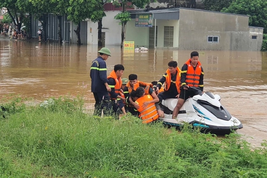 Cảnh sát dùng mô tô nước giải cứu người đàn ông bị lũ cuốn trôi