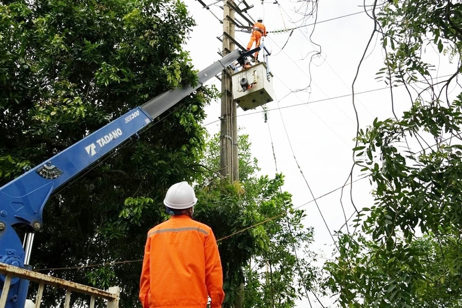 Thanh Hóa: Khẩn trương khôi phục điện sau bão số 5