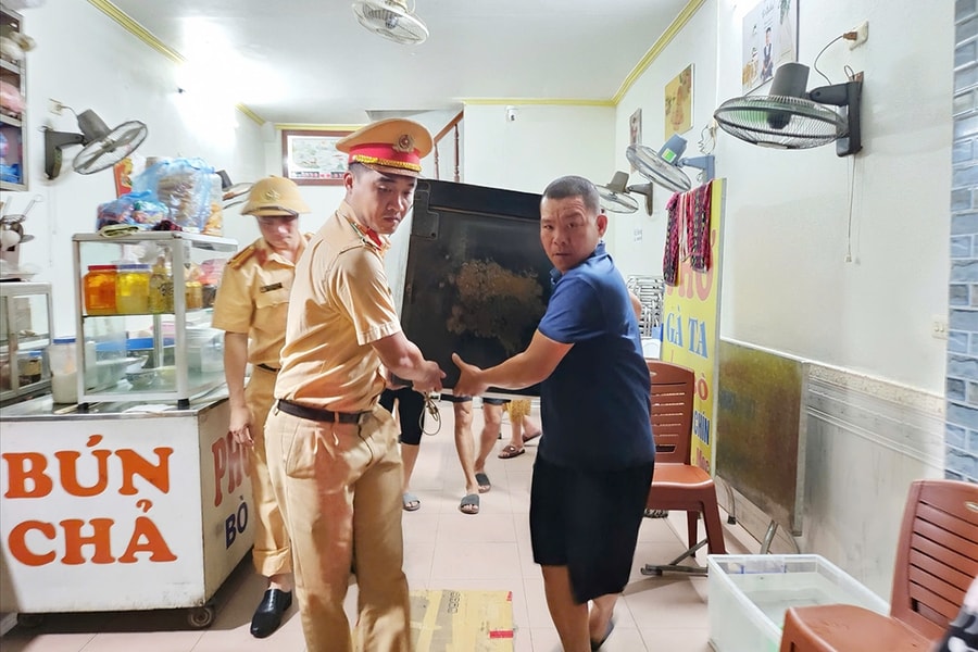 Người dân phường Yên Bái chạy lũ trong đêm