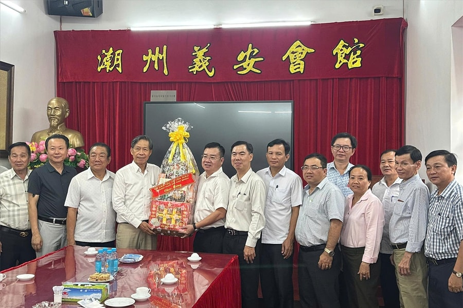 Giám đốc Sở Dân tộc và Tôn giáo TP. Hồ Chí Minh thăm hội quán của đồng bào Hoa tại phường Chợ Lớn