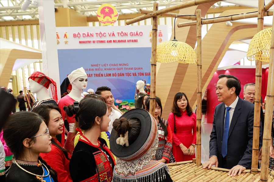 Rực rỡ sắc màu tại không gian triển lãm của Bộ Dân tộc và Tôn giáo trong Ngày hội non sông