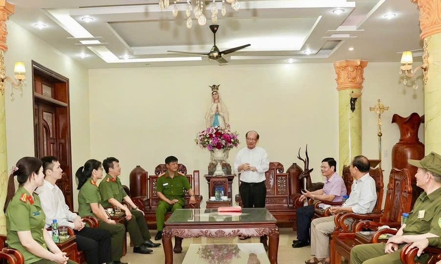Công an Ninh Bình vận động các tôn giáo treo cờ Tổ quốc dịp Quốc khánh 2/9