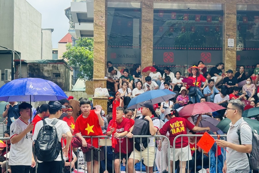 Bất chấp trời mưa, đường phố Hà Nội chật kín người chờ xem diễu binh, diễu hành