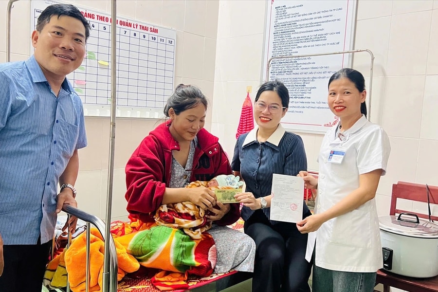 Đi nhận quà Quốc khánh, sản phụ người Bru Vân Kiều chuyển dạ sinh con
