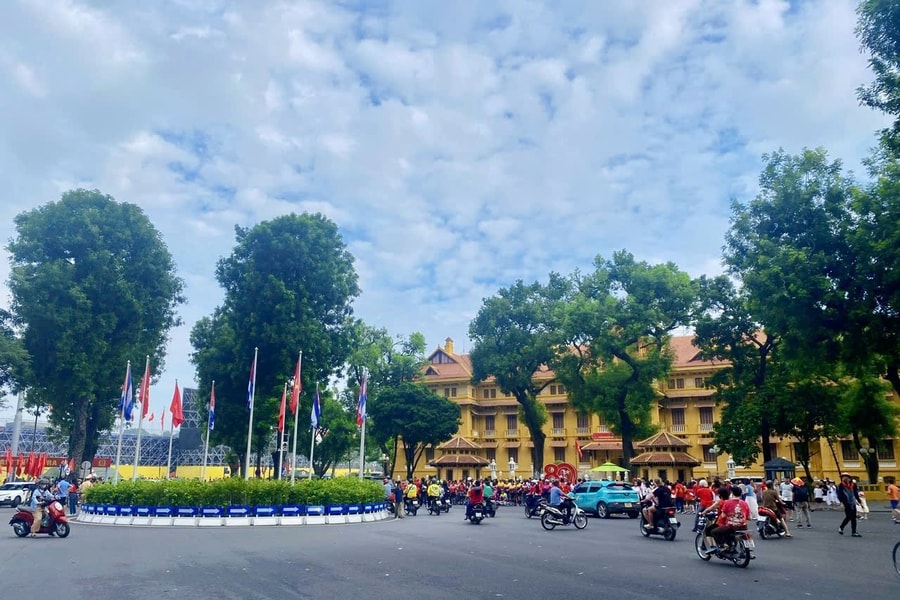 Người dân nô nức ra phố đón mừng ngày Quốc khánh