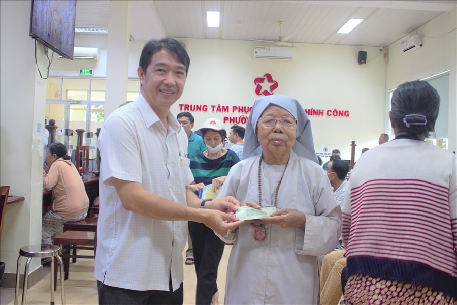 “100.000 đồng còn quý hơn 10 lượng vàng, vì đó là món quà của Tổ quốc”