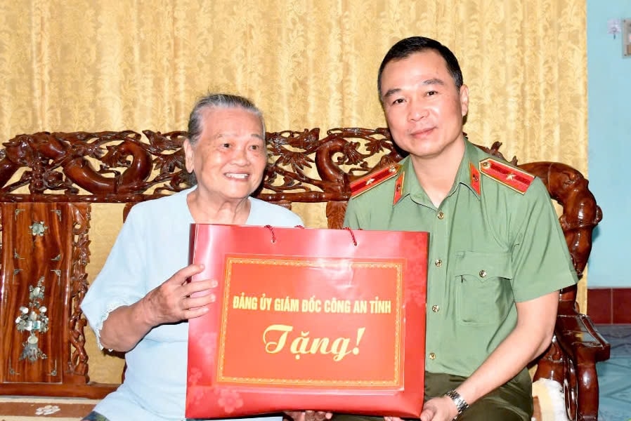 Tặng quà các Anh hùng lực lượng vũ trang Nhân dân tại Thanh Hóa