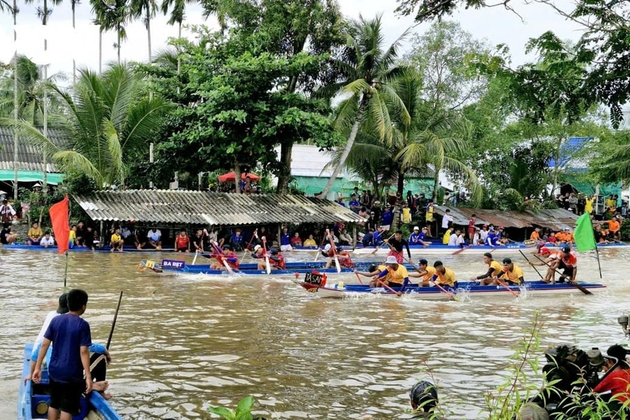 Sôi động giải bơi đua vỏ lãi ở vùng đồng bào Khmer, chào mừng 80 năm Quốc khánh