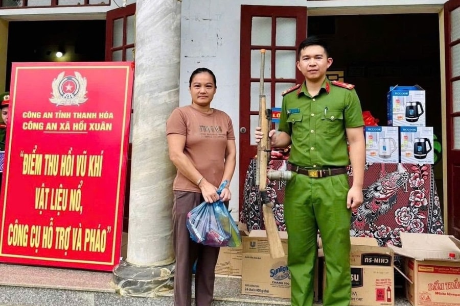 Hồi Xuân (Thanh Hóa): Đổi vũ khí lấy quà, trao bình yên cho cộng đồng