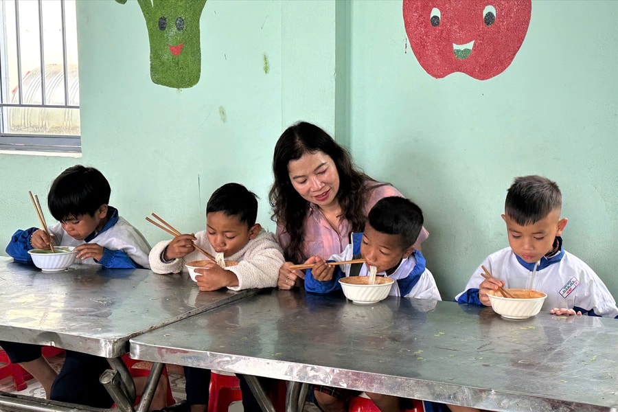 Bữa ăn sáng ấm lòng học sinh nghèo ở vùng cao Tu Mơ Rông