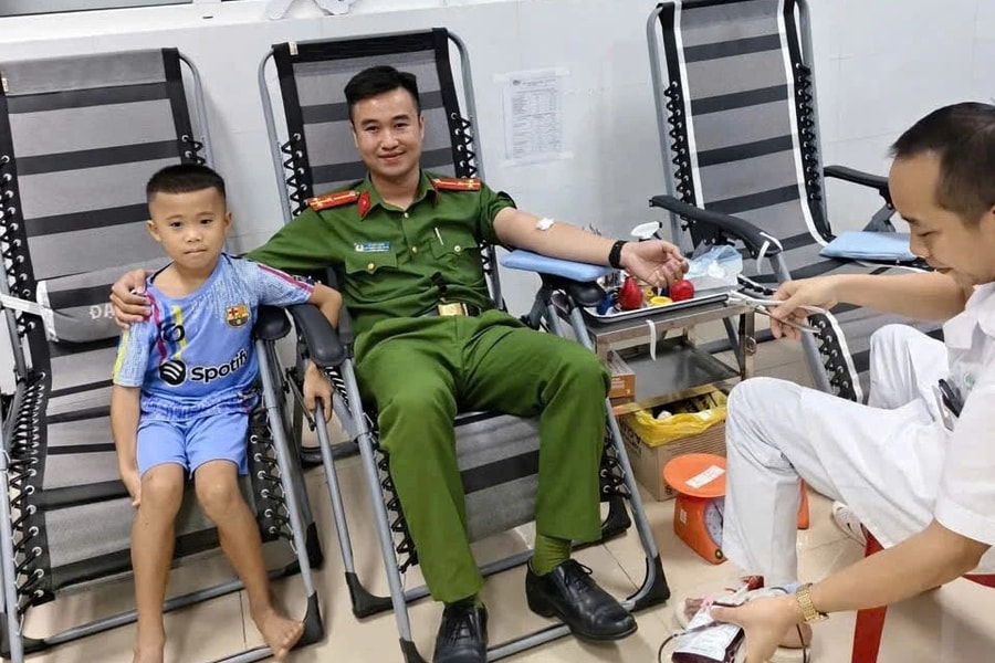 Thượng úy Công an xã kịp thời hiến máu cứu bệnh nhân nhi