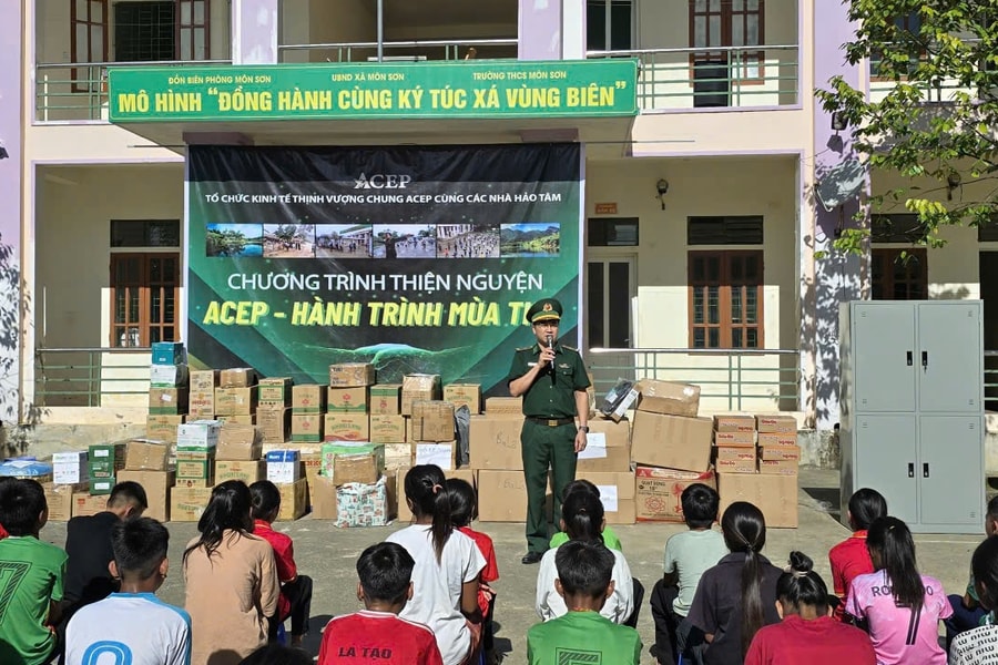 Chương trình “Hành trình mùa Thu” tặng quà cho các học sinh Đan Lai