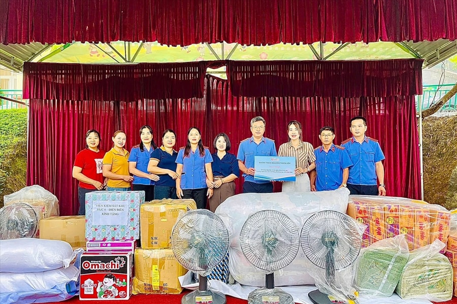 Những món quà ý nghĩa đến với cô trò mầm non Sá Tổng, tỉnh Điện Biên