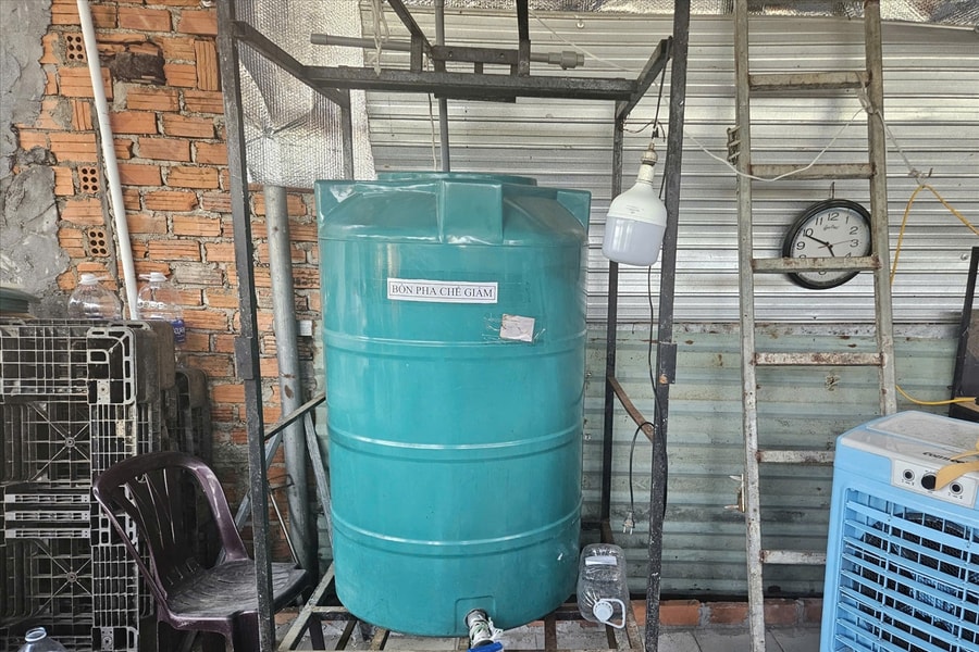 Dùng axit để sản xuất hàng ngàn lít giấm giả bán ra thị trường