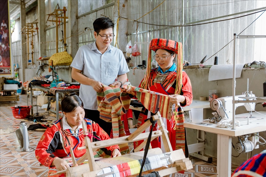 Sắc màu thổ cẩm Pà Thẻn trên đất Tân Trịnh